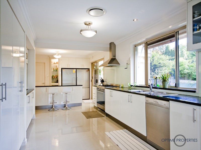 5 Sturt Court, Mount Ommaney QLD 4074