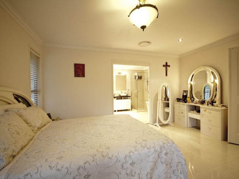 5 Sturt Court, Mount Ommaney QLD 4074