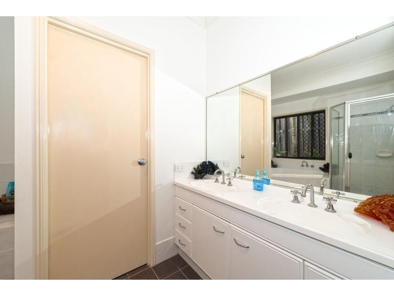 37 Lantau Crescent, Varsity Lakes QLD 4227