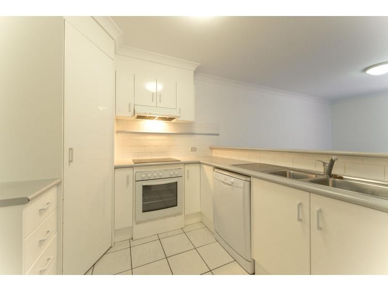 7/51 Pohlman Street, Southport QLD 4215