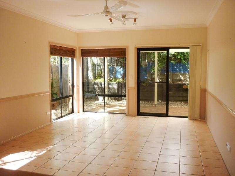 8 Ranier Crescent, Varsity Lakes QLD 4227
