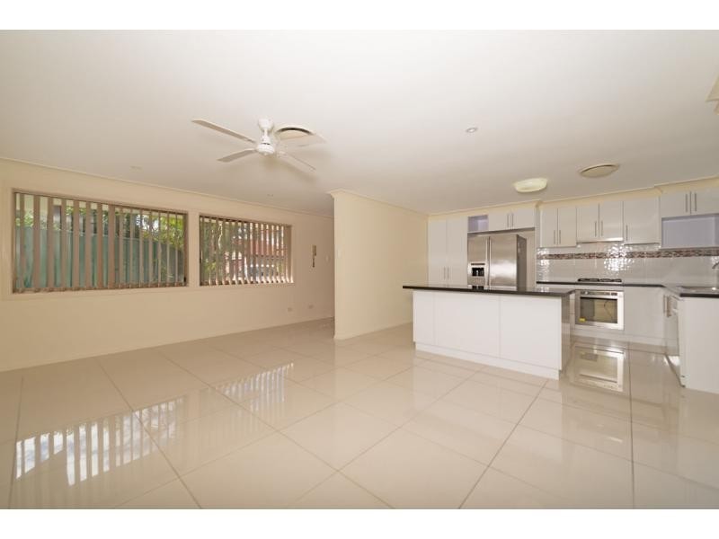 8/212 Central Street, Labrador QLD 4215