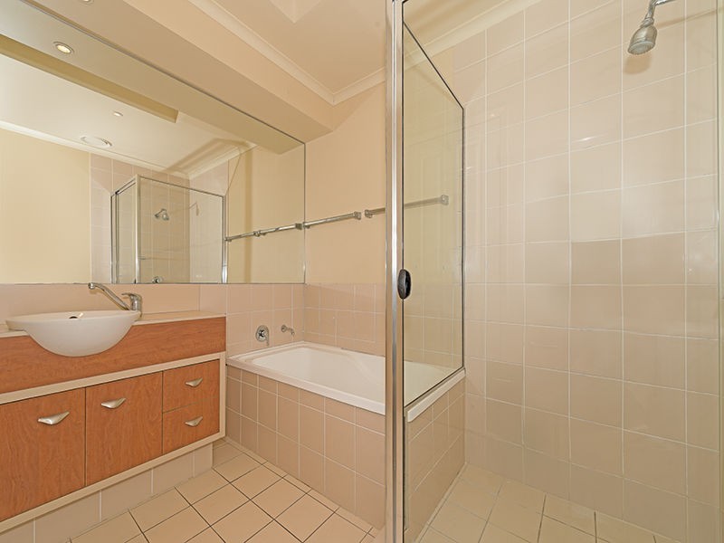 127/136 Palm Meadows Drive, Carrara QLD 4211