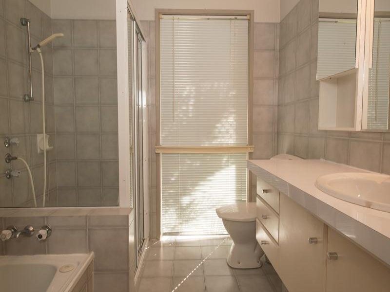 4 Bellbrook Close, Robina QLD 4226