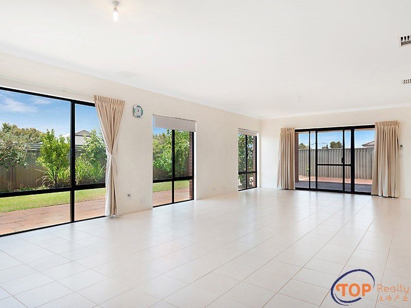 2 Edgar Link, Piara Waters WA 6112