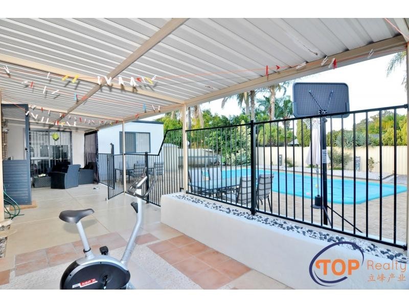 11 Meadowbrook Drive, Parkwood WA 6147