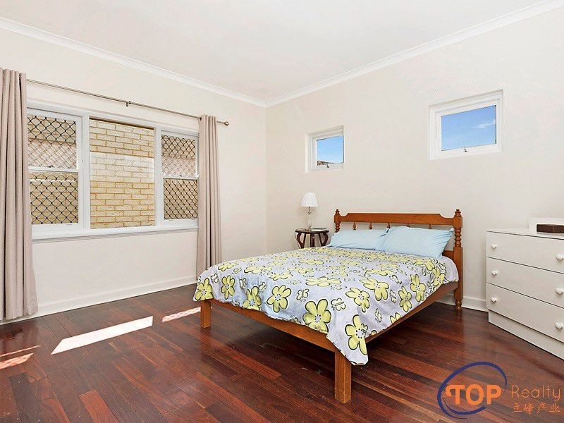 36 Redwood Crescent, Melville WA 6156