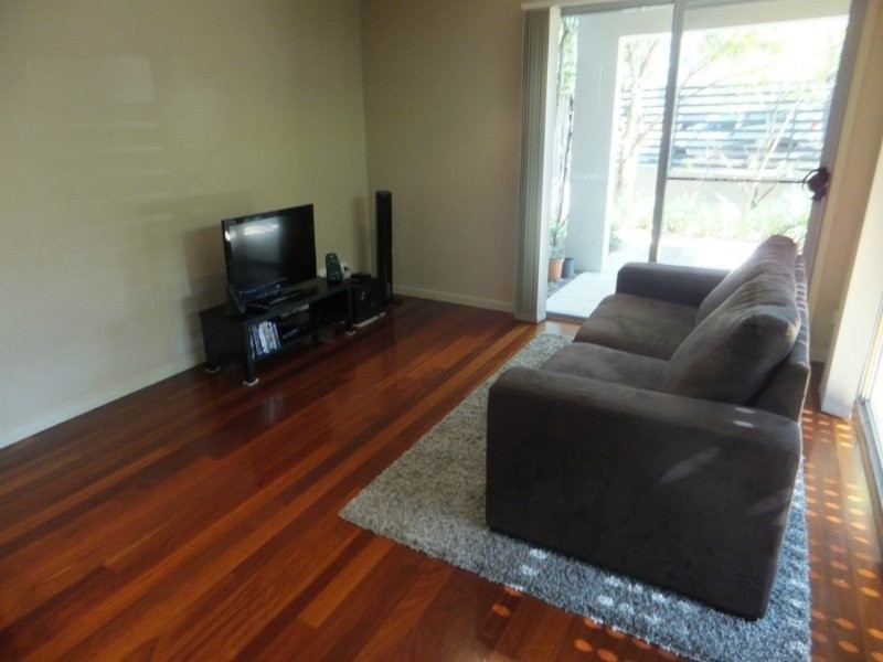 2/80 Clarence Road, Indooroopilly QLD 4068
