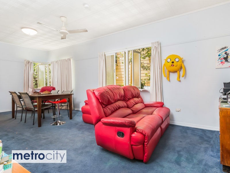 8 Eversley Terrace, Yeronga QLD 4104