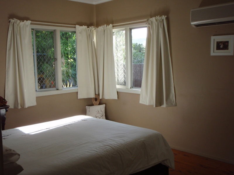 8 Hyde Road, Yeronga QLD 4104