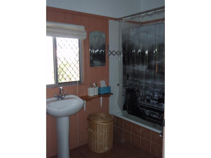 8 Hyde Road, Yeronga QLD 4104