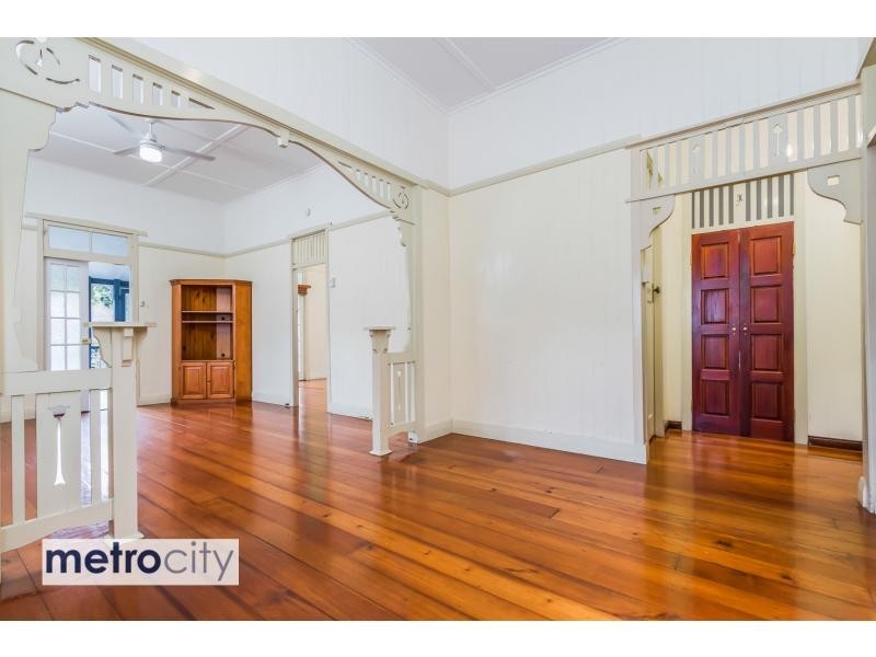 6 Fenton Street, Fairfield QLD 4103