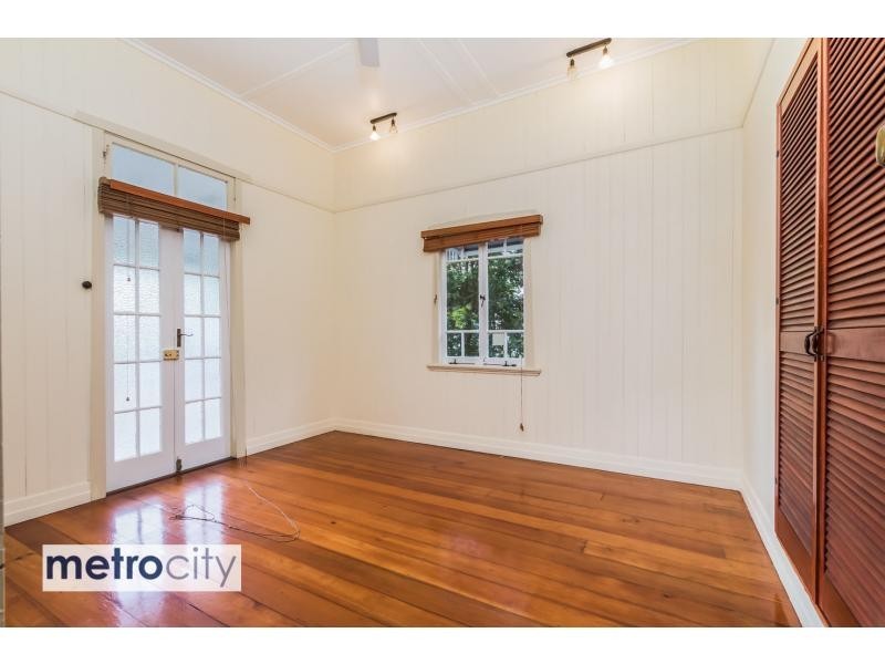 6 Fenton Street, Fairfield QLD 4103