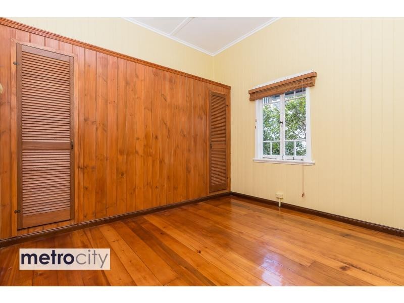6 Fenton Street, Fairfield QLD 4103