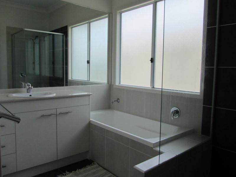 65 Newcastle Street, Fairfield QLD 4103