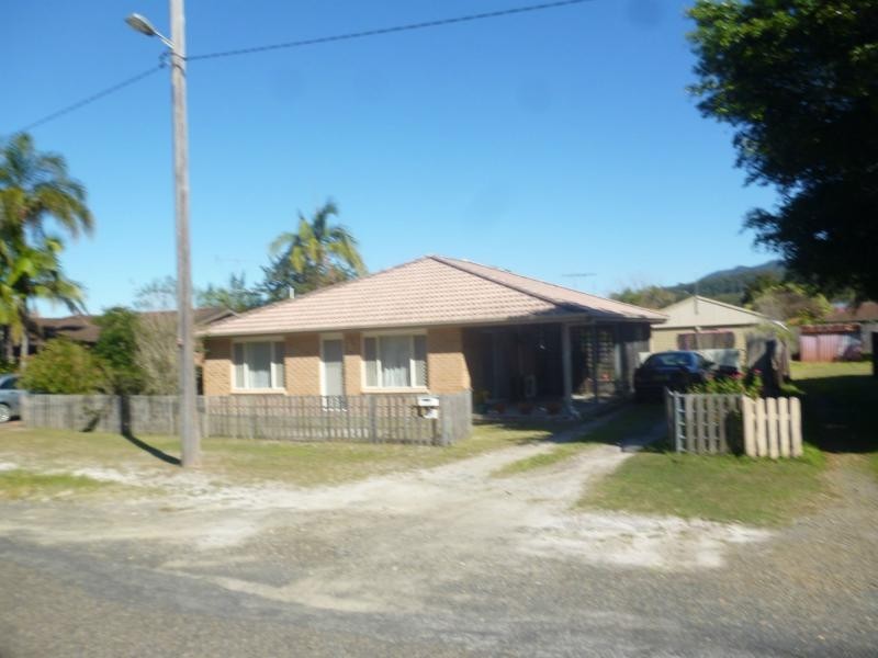 18 Fourth Avenue, Stuarts Point NSW 2441