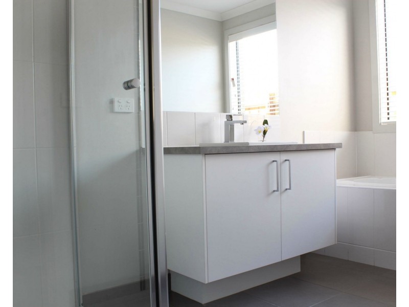 90 Linsell Boulevard, Cranbourne VIC 3977