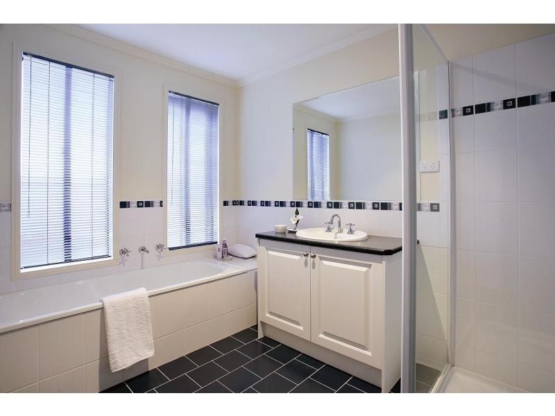 L16 Kingsbridge Avenue, Cranbourne North VIC 3977