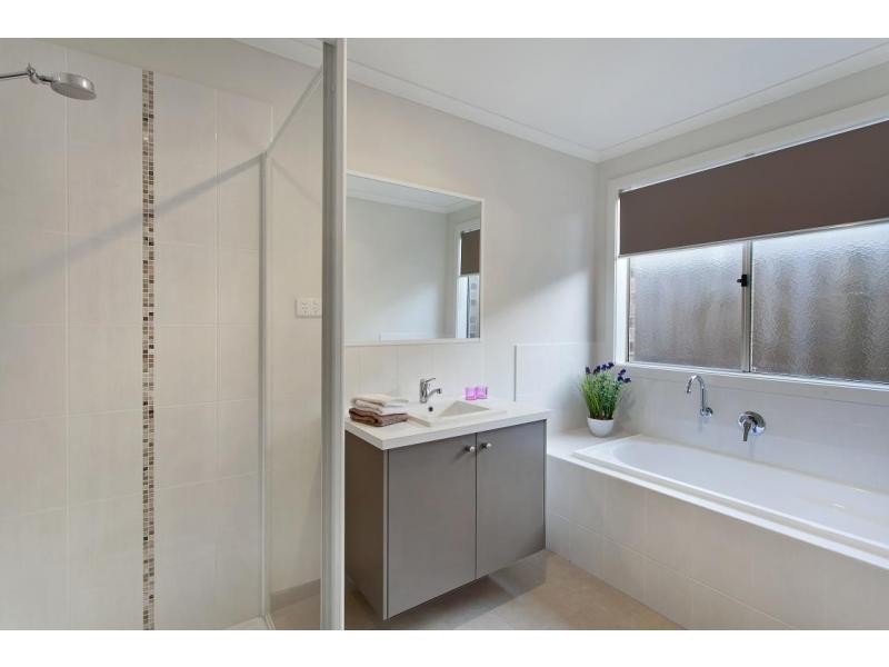L521 Spring Circuit, Clyde North VIC 3978