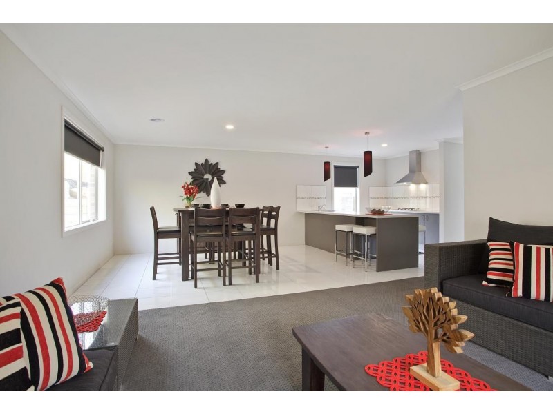 - CHATEAU RANGE St, Cranbourne VIC 3977