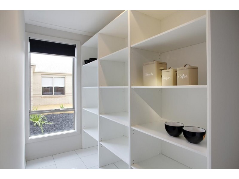 - CHATEAU RANGE St, Cranbourne VIC 3977