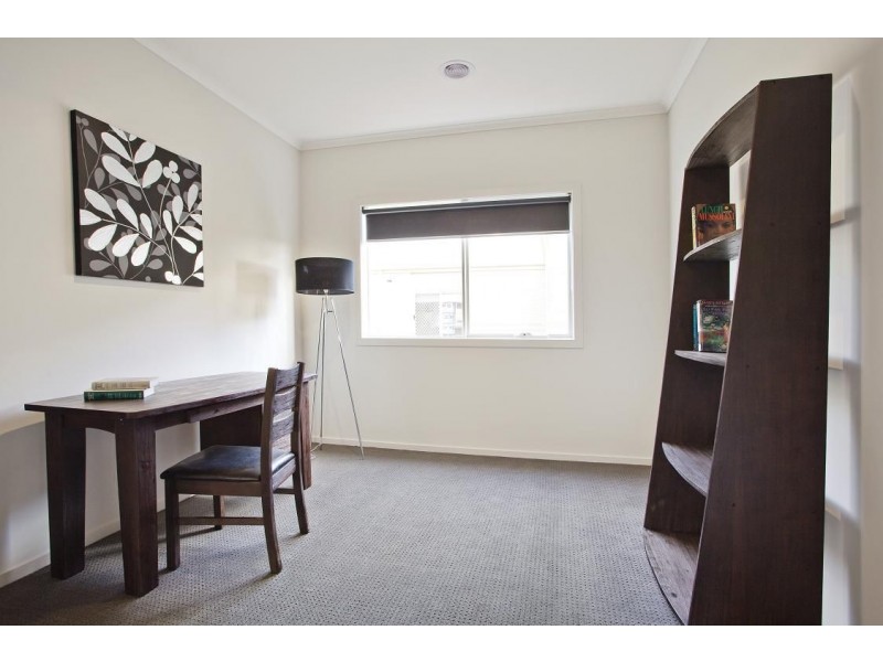 - CHATEAU RANGE St, Cranbourne VIC 3977