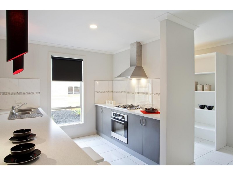 - CHATEAU RANGE St, Cranbourne VIC 3977
