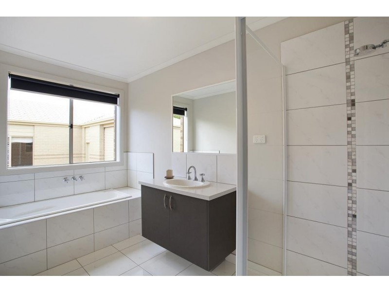 - CHATEAU RANGE St, Cranbourne VIC 3977