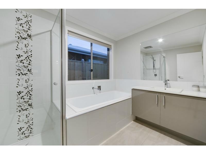 L518 Amazing New Clyde Springs, Clyde North VIC 3978