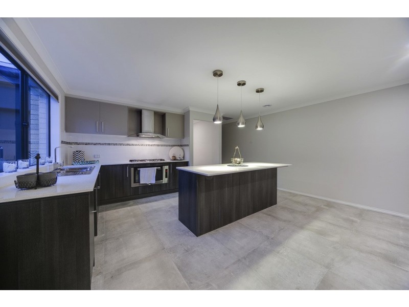 1427 Mountjoy Circuit, Clyde North VIC 3978