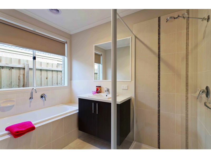 1 Annabella Street/Cameron Street, Cranbourne East VIC 3977