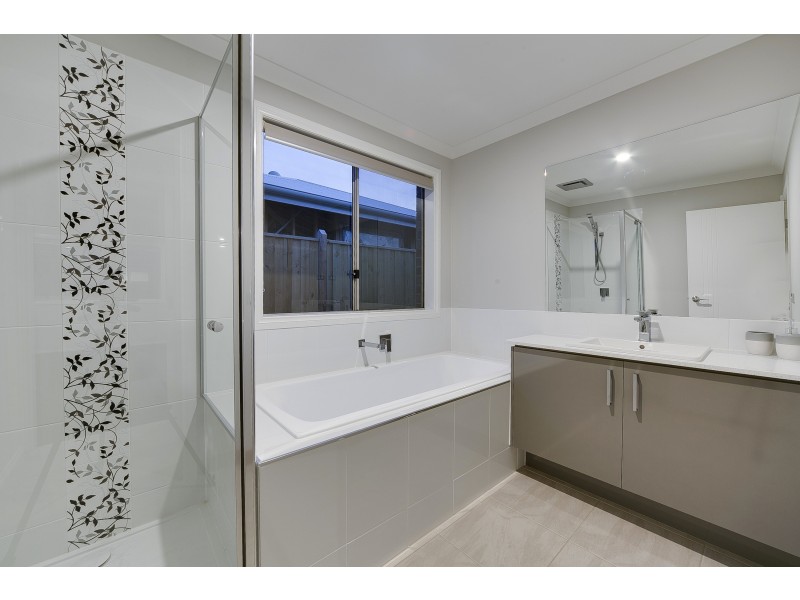 9 Annabella Street/Cameron Street, Cranbourne East VIC 3977