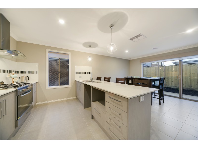 527 Edgebrook Estate, Clyde North VIC 3978