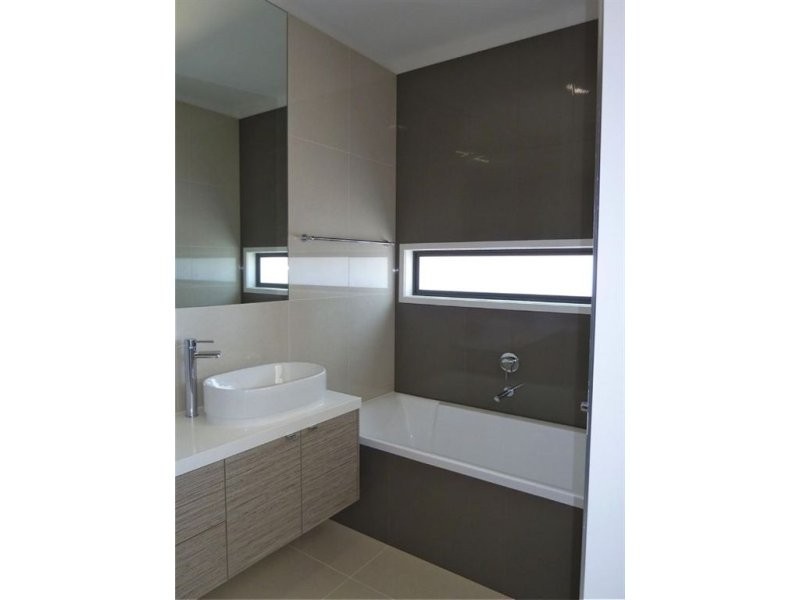 25B Muscovey Avenue, Paradise Point QLD 4216