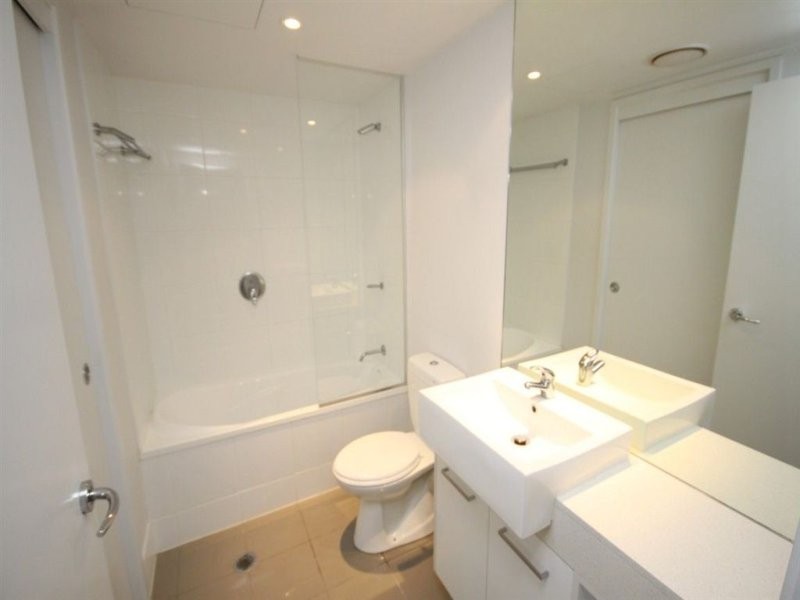 108/33-35 Madang Crescent, Runaway Bay QLD 4216