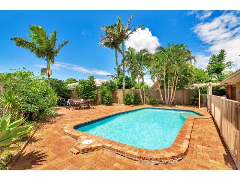 33 Redleaf Court, Burleigh Waters QLD 4220