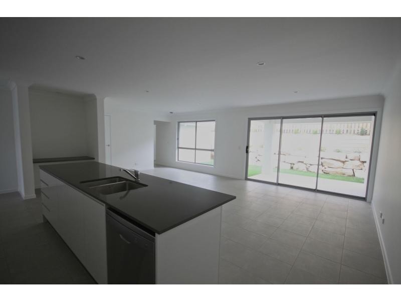 2/32 Gullwing Drive, Upper Coomera QLD 4209