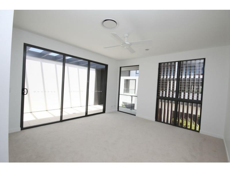 19 River Vista Way, Paradise Point QLD 4216