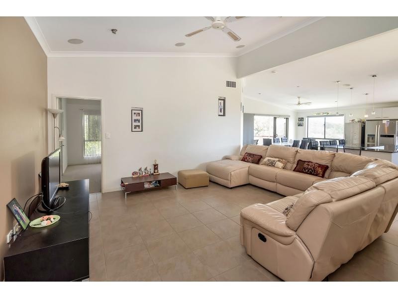 8 Maloney Crescent, Maudsland QLD 4210