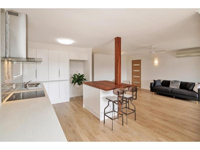 16 Plover Avenue, Paradise Point QLD 4216
