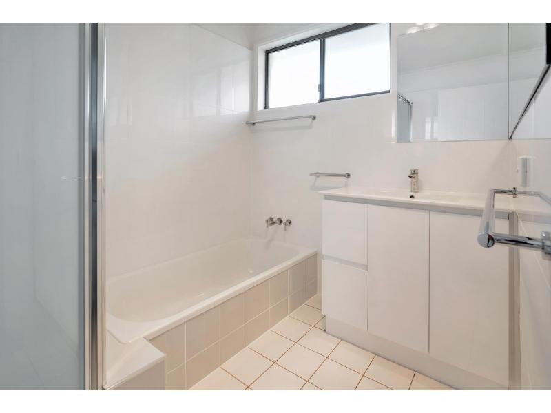 16 Plover Avenue, Paradise Point QLD 4216