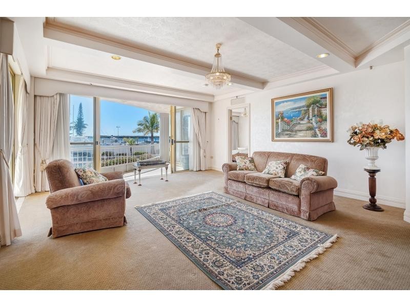 1/19 Oatland Esplanade, Runaway Bay QLD 4216