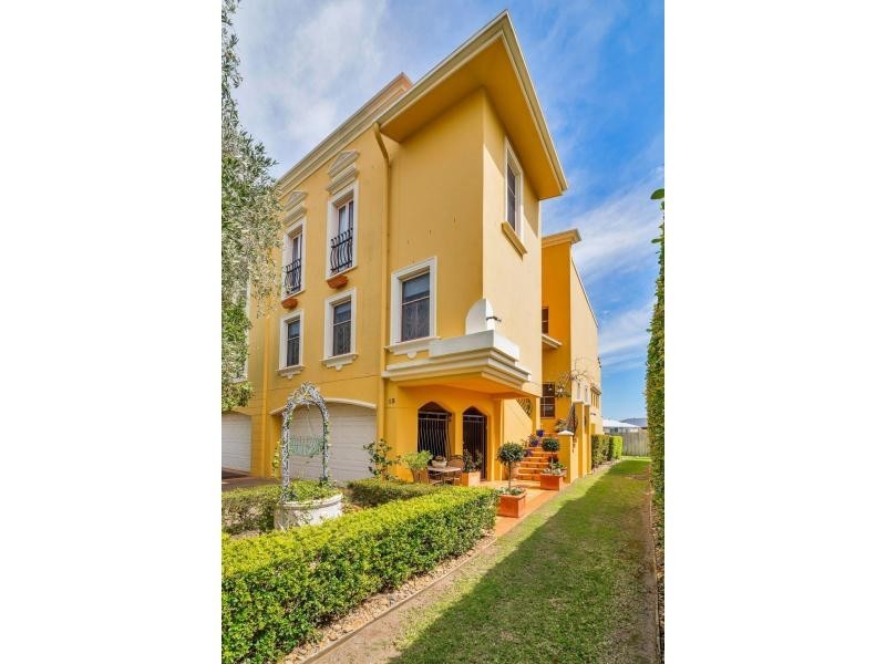 Villa 13/14 Pendraat Parade, Hope Island QLD 4212