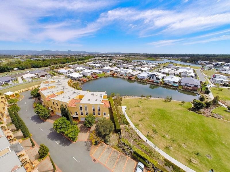 Villa 13/14 Pendraat Parade, Hope Island QLD 4212