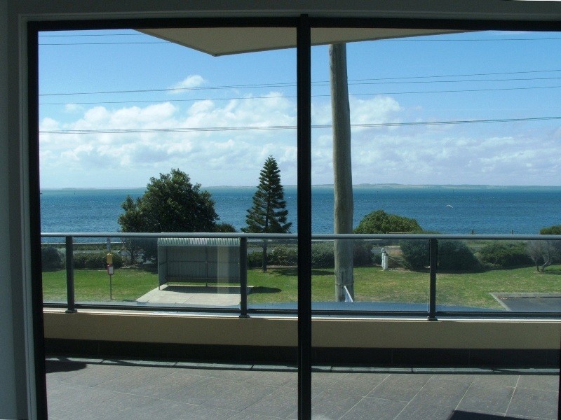 2/107 Marine Parade, San Remo VIC 3925