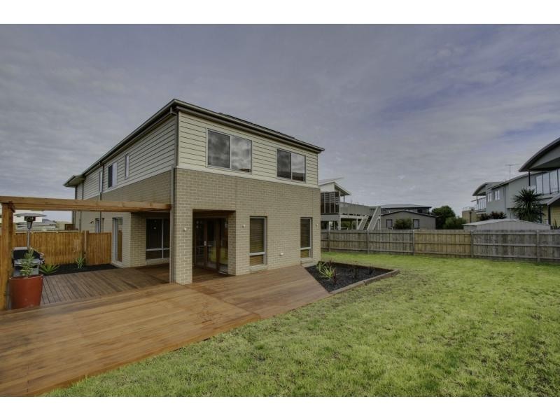 32 Halcyon Avenue, San Remo VIC 3925
