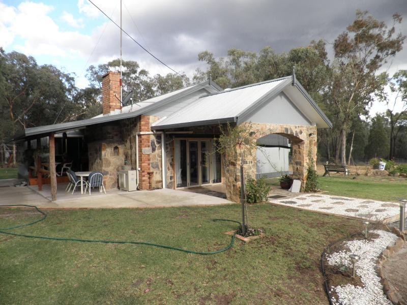 688 Mt Hutton Road, Greenlands, Stanthorpe QLD 4380