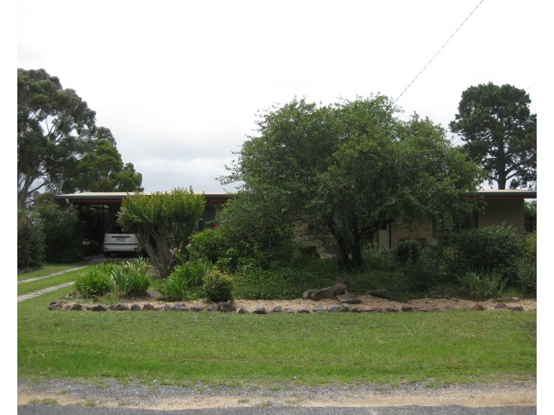 8 Roessler Ave, Applethorpe QLD 4378