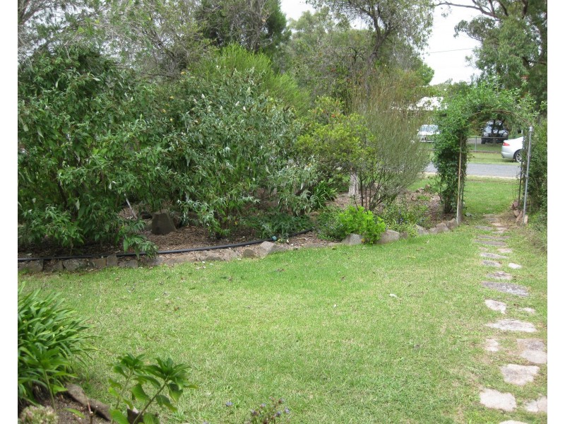 8 Roessler Ave, Applethorpe QLD 4378