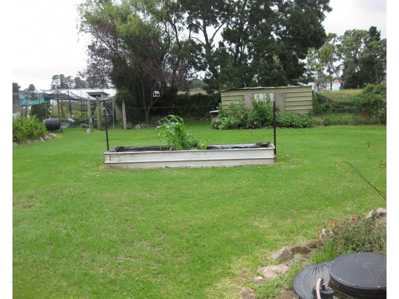 8 Roessler Ave, Applethorpe QLD 4378